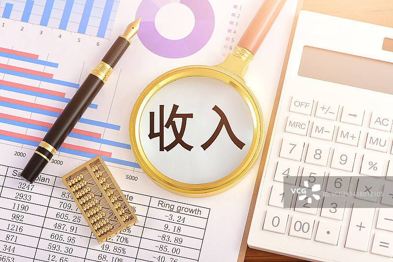 图表上的放大镜印着文字收入图片素材