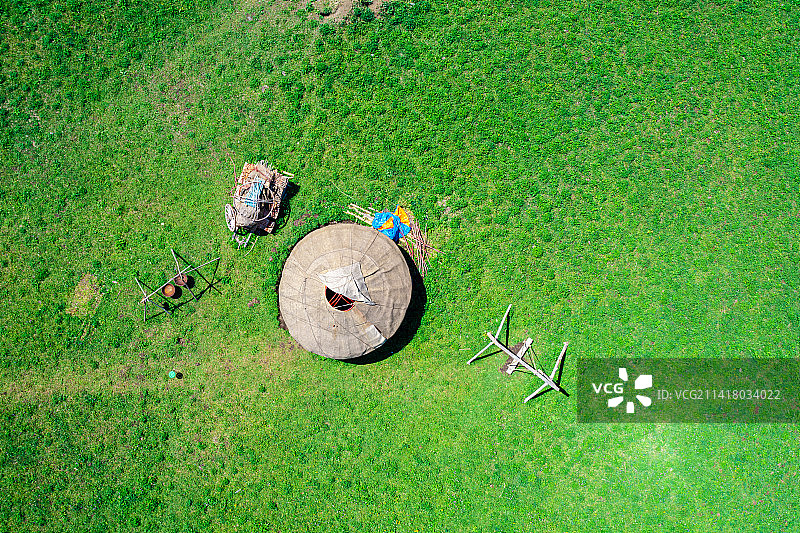 汽车广告背景图：航拍 巩乃斯草原  牧场 森林 蓝天 白云 云杉图片素材