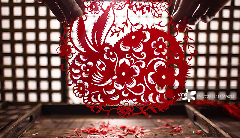 兔年春节剪纸贴窗花图片素材