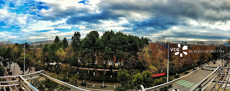 全景——冬日云天幕溪图片素材