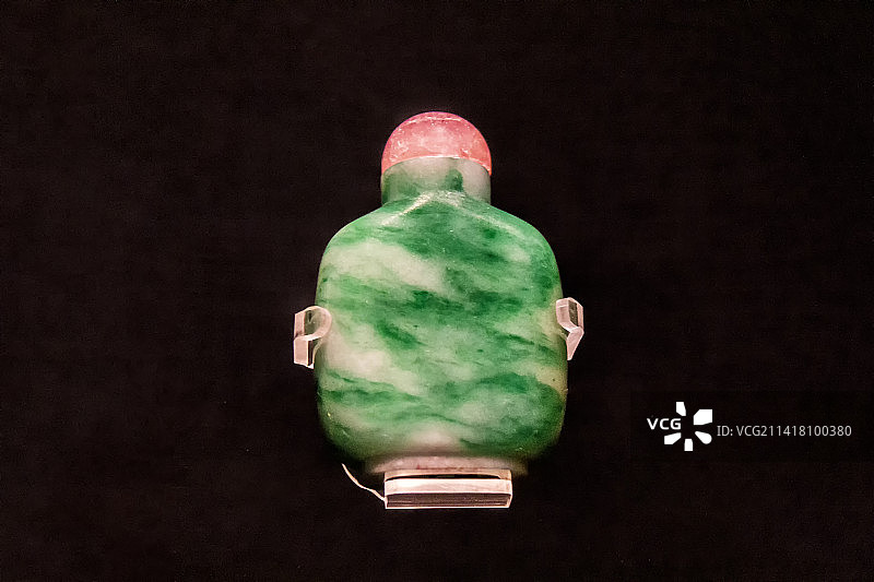 北京首都博物馆“古代玉器艺术精品展”——翠鼻烟壶【清（1644—1911），北京海淀李莲英墓出土】图片素材