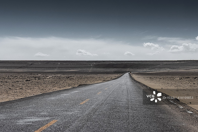 穿过荒野戈壁的315国道，公路风光图片素材