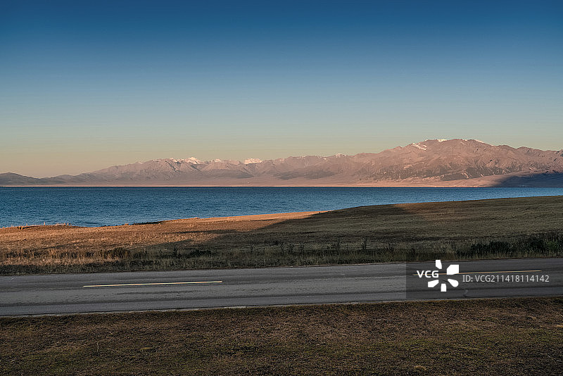 赛里木湖边的公路风光图片素材