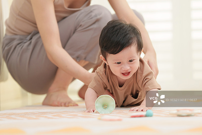 年轻妈妈陪伴宝宝玩耍图片素材