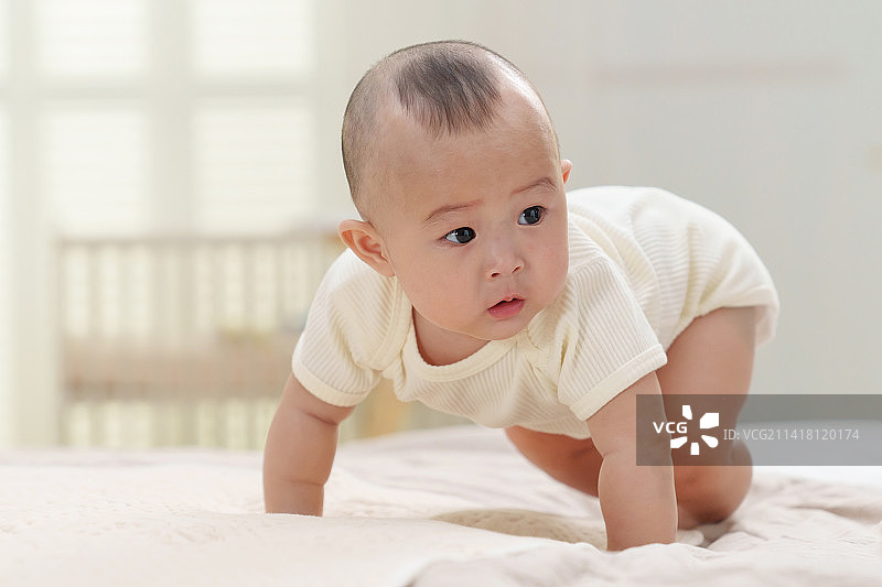 可爱宝宝在床上玩耍图片素材