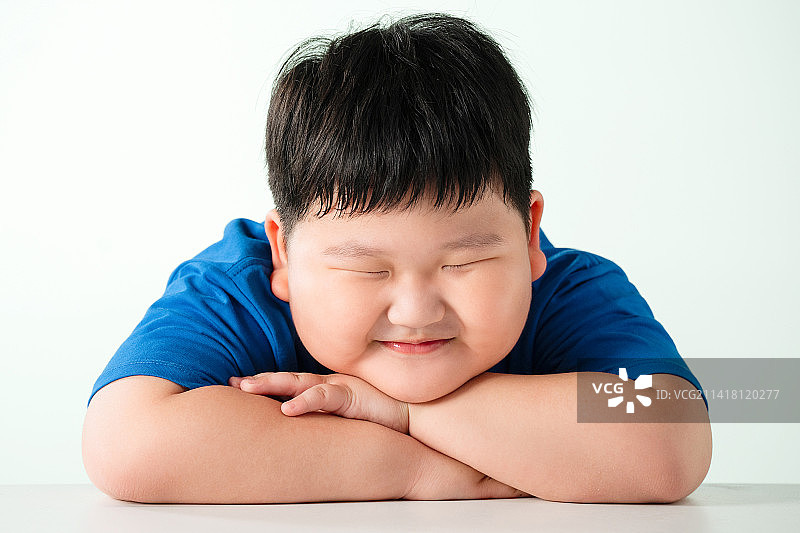 可爱的肥胖小男孩图片素材