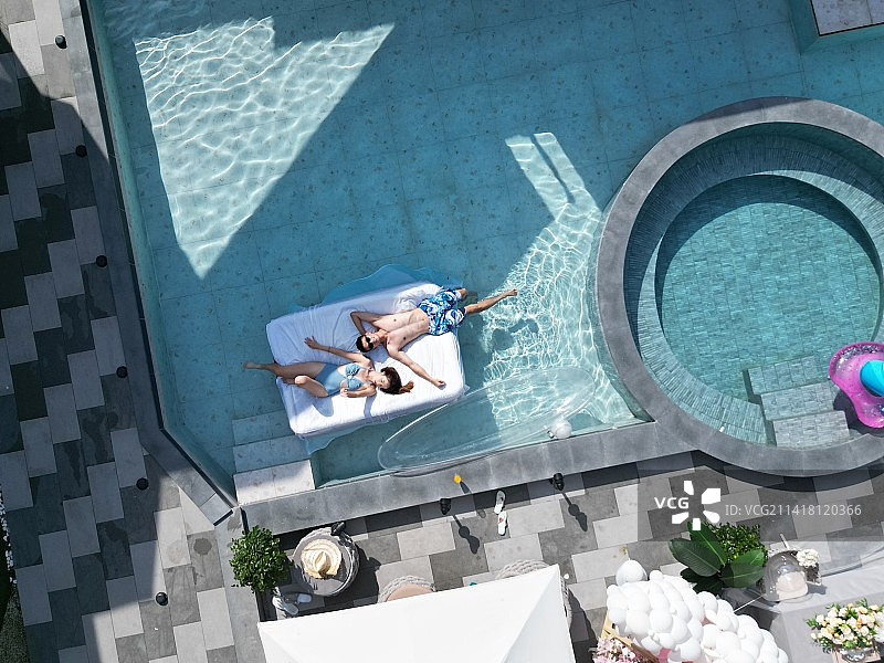 幸福伴侣泳池内享受休闲时光图片素材
