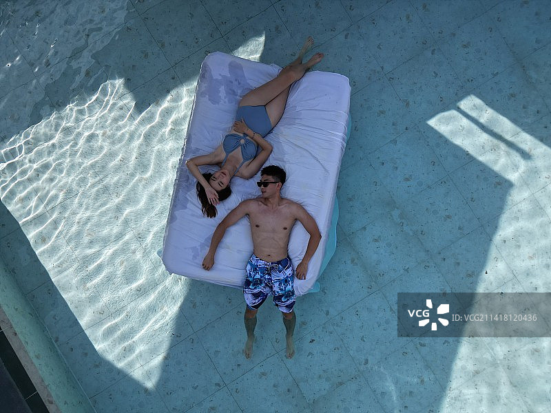 幸福伴侣泳池内享受休闲时光图片素材