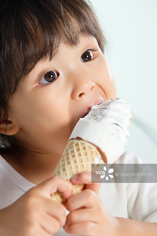 可爱的小男孩吃冰淇淋图片素材