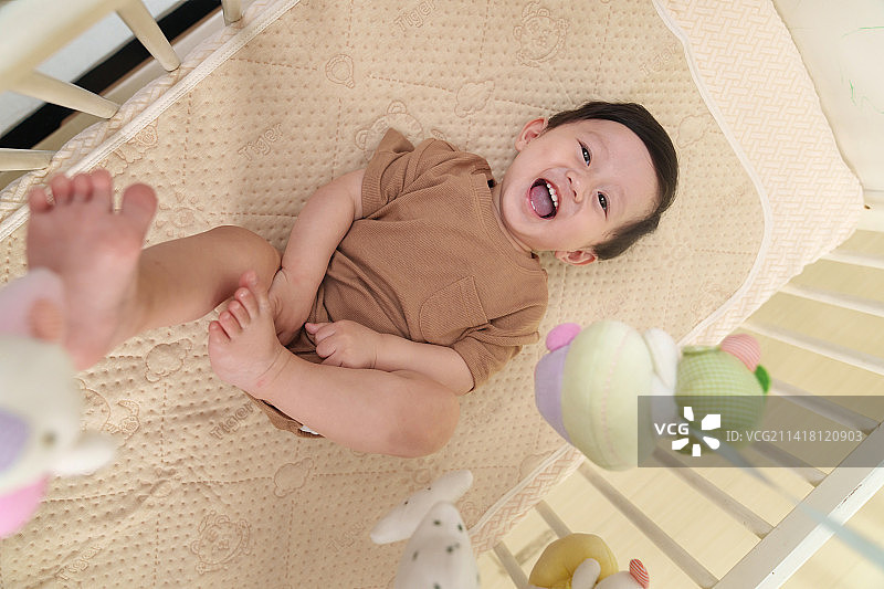可爱宝宝在床上玩耍图片素材