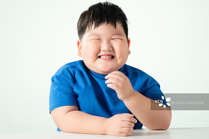 可爱的肥胖小男孩图片素材