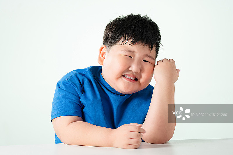 可爱的肥胖小男孩图片素材