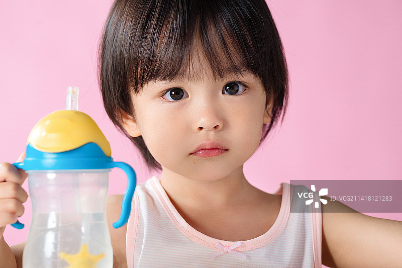 拿着水杯的小男孩图片素材