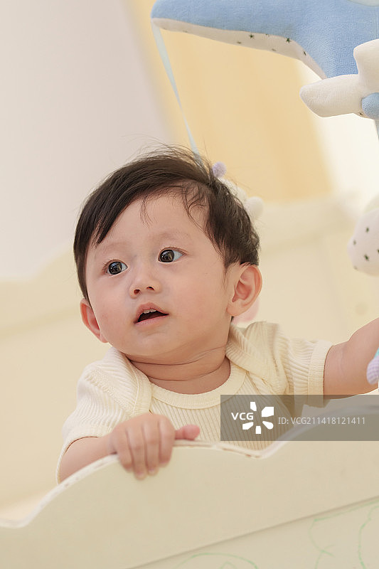 可爱宝宝在床上玩耍图片素材