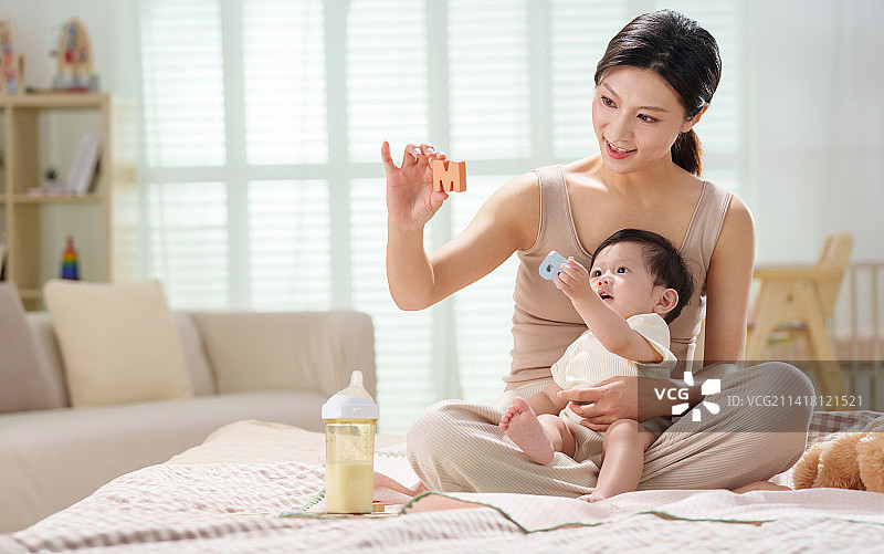年轻妈妈陪伴宝宝玩耍图片素材