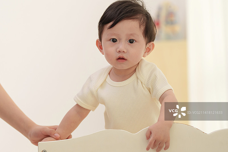 婴儿床内的可爱宝宝图片素材