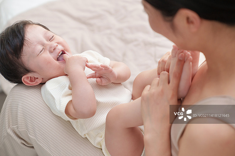 年轻妈妈陪伴宝宝玩耍图片素材