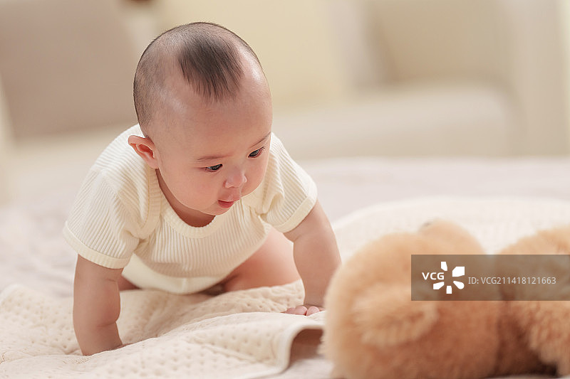 可爱宝宝在床上玩耍图片素材
