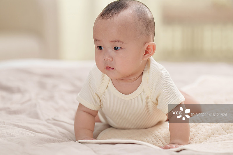 可爱宝宝在床上玩耍图片素材