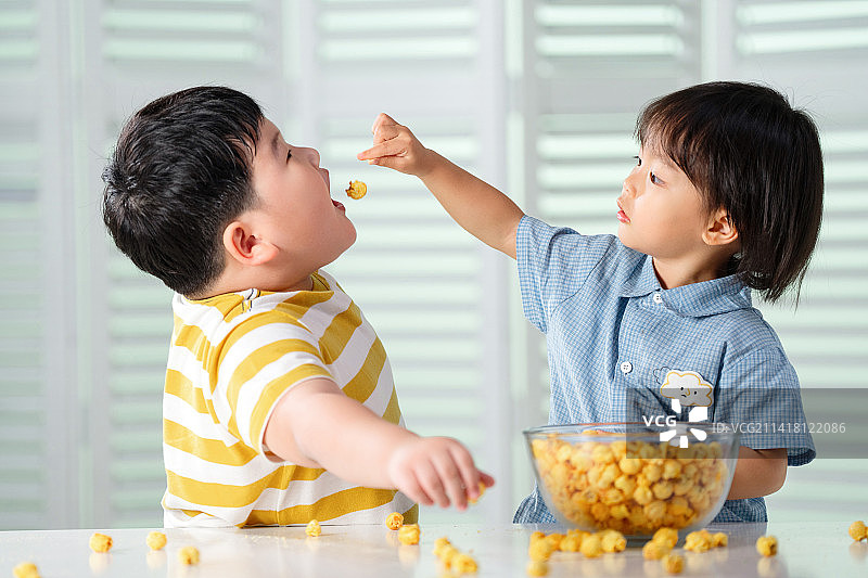 两个可爱的小男孩吃爆米花图片素材