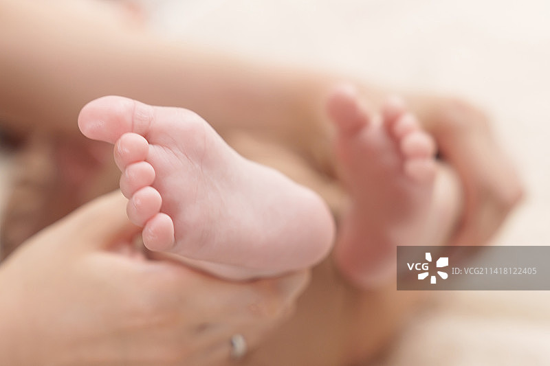 妈妈手举着宝宝脚丫图片素材