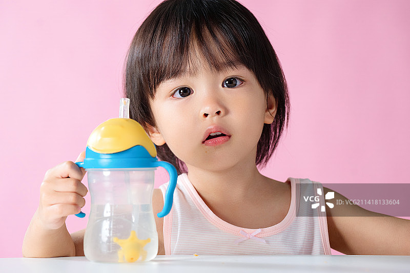 拿着水杯的小男孩图片素材