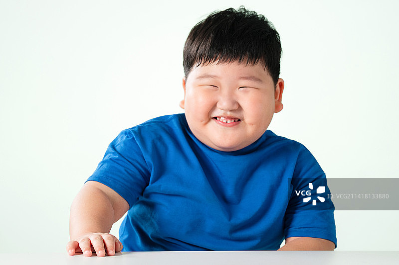 可爱的肥胖小男孩图片素材