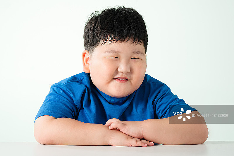 可爱的肥胖小男孩图片素材