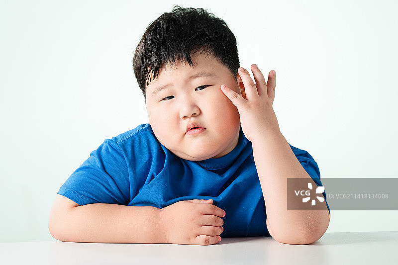 可爱的肥胖小男孩图片素材