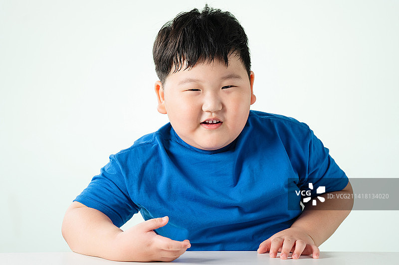 可爱的肥胖小男孩图片素材