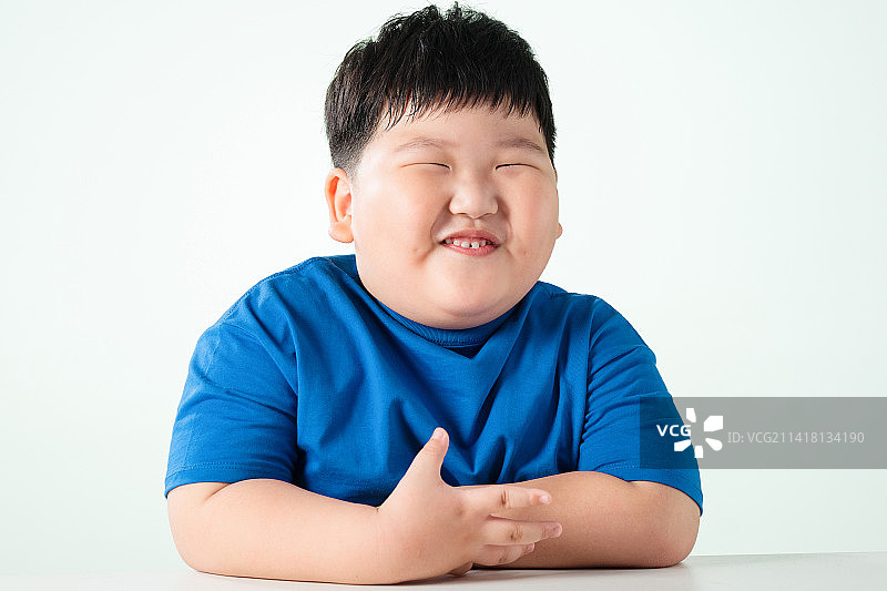 可爱的肥胖小男孩图片素材