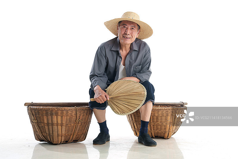 坐在扁担上的农民图片素材