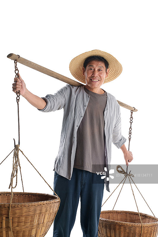 挑着扁担的农民图片素材