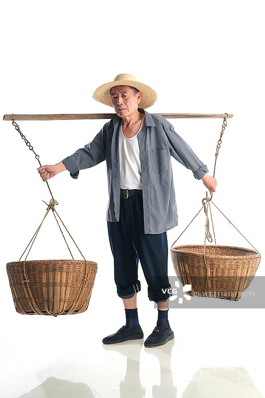 挑着扁担的农民图片素材