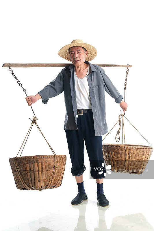 挑着扁担的农民图片素材