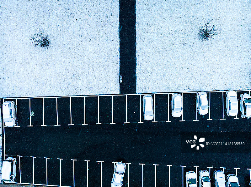 正上方俯拍简洁的停车场雪景图片素材