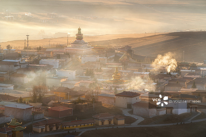 阿坝郎依寺日出晨雾图片素材