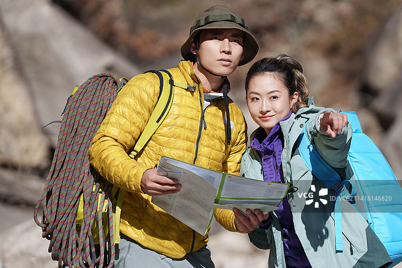 户外旅游的青年伴侣使用地图图片素材