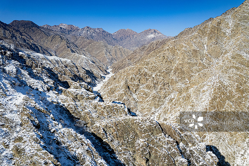 雪后宁夏贺兰山壮美风景，拜寺口双塔雪景图片素材
