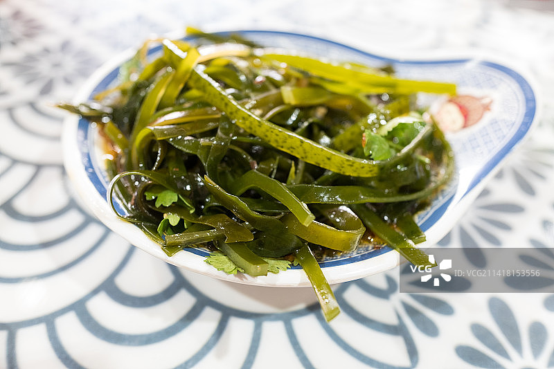 餐桌上一碟开胃小菜凉拌海带丝图片素材