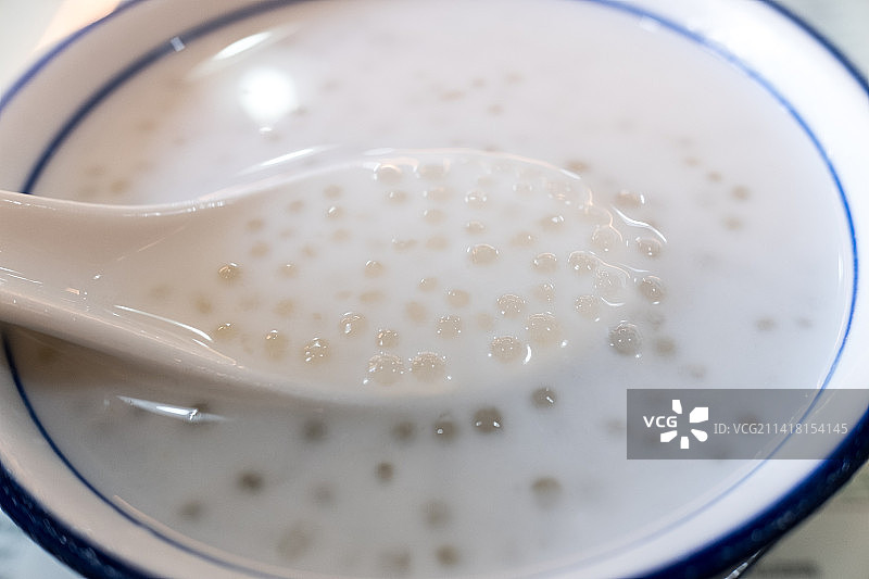 餐桌上一碗广东糖水椰汁西米露图片素材