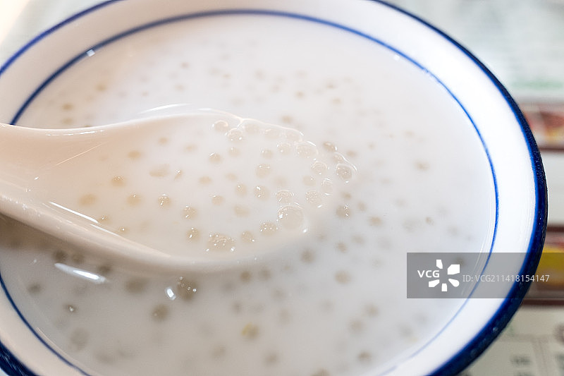 餐桌上一碗广东糖水椰汁西米露图片素材