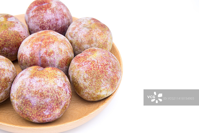 白色背景中一盘广东茂名钱排银妃三华李图片素材