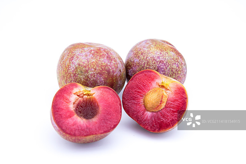 白色背景中的广东茂名钱排银妃三华李图片素材