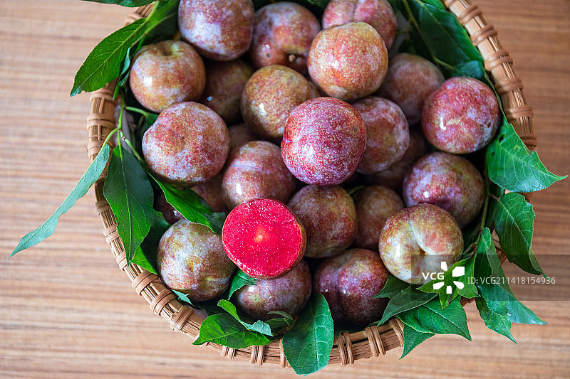 一篮新鲜的广东茂名钱排银妃三华李图片素材