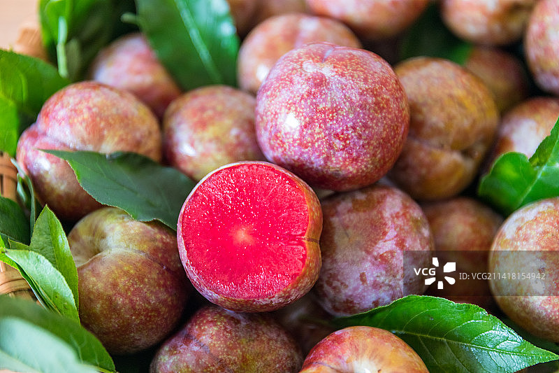 一篮新鲜的广东茂名钱排银妃三华李图片素材