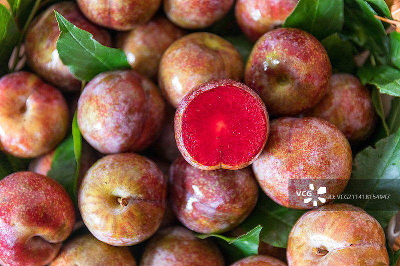 一篮新鲜的广东茂名钱排银妃三华李图片素材