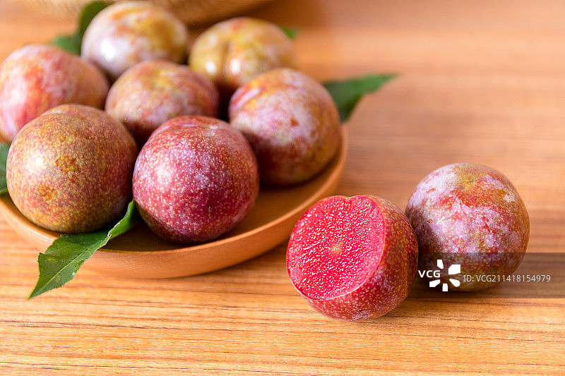 新鲜美味的广东茂名钱排银妃三华李图片素材