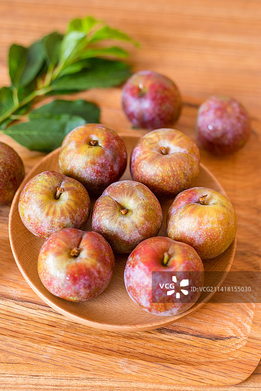 新鲜美味的广东茂名钱排银妃三华李图片素材