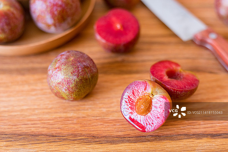 新鲜美味的广东茂名钱排银妃三华李图片素材